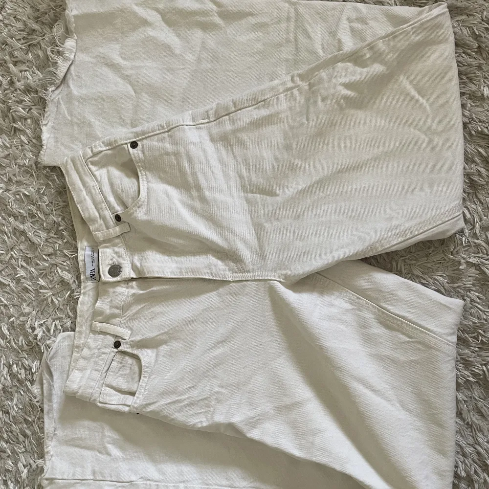 Ett par skitsnygga vita raka jeans från ZARA. Kommer inte till användning dessvärre. Storlek 36 i bra skick! Så najs på sommaren!!!💕🫶💞🌸. Jeans & Byxor.
