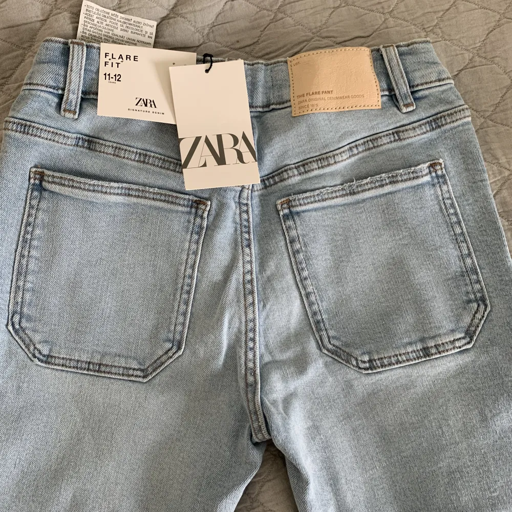 Jättefina byxor från Zara som aldrig har använts💗Säljer i två storlekar 152 och 164❤️❤️ordinarie pris 279 kr . Om man vill ha mera bilder på dem är det bara att skriva till mig❤️🥰. Jeans & Byxor.