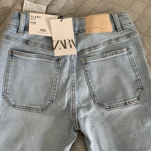  ljusblåa jeans  - Jättefina byxor från Zara som aldrig har använts💗Säljer i två storlekar 152 och 164❤️❤️ordinarie pris 279 kr . Om man vill ha mera bilder på dem är det bara att skriva till mig❤️🥰