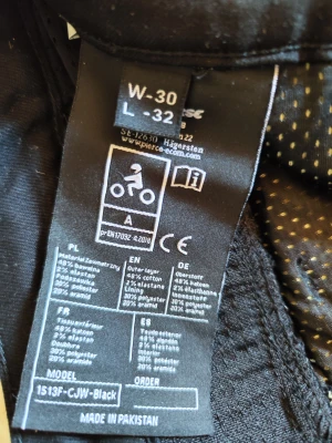Mc byxor  - Kevlar byxor med knäskydd. Använda max 5 ggr. 