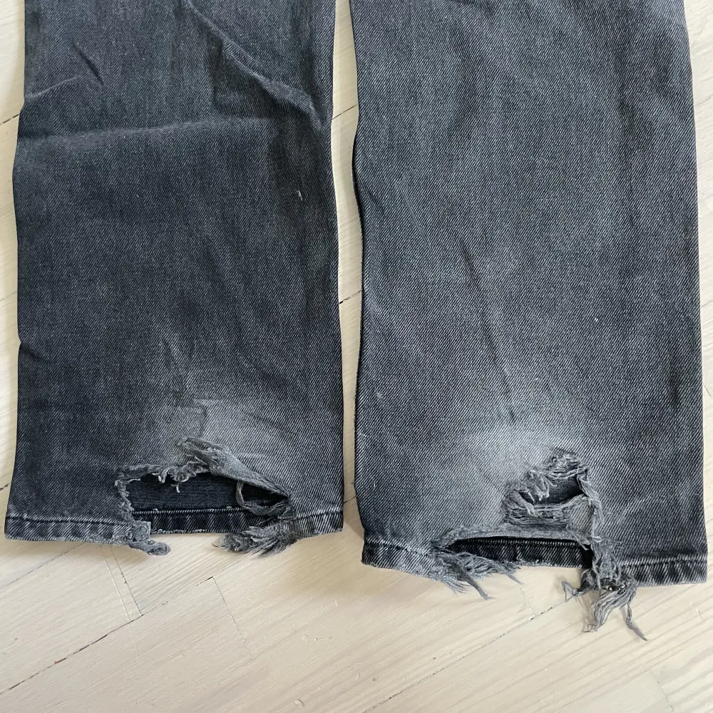 säljer dessa jeans från zara som var så populära förut, storlek 36, slitningar nertill som syns på sista bilden🖤. Jeans & Byxor.