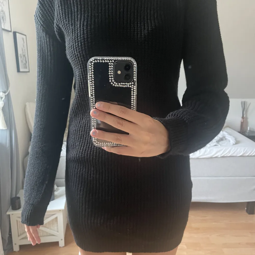 En svart fin stickad klänning med krage💕 storlek S!. Klänningar.