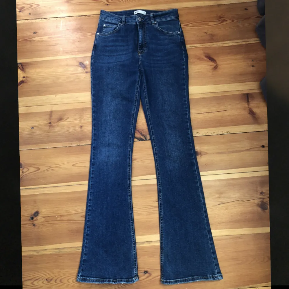 Snygga flare jeans från Gina Tricot! Storlek M. Kom privat för fler bilder!💕. Jeans & Byxor.