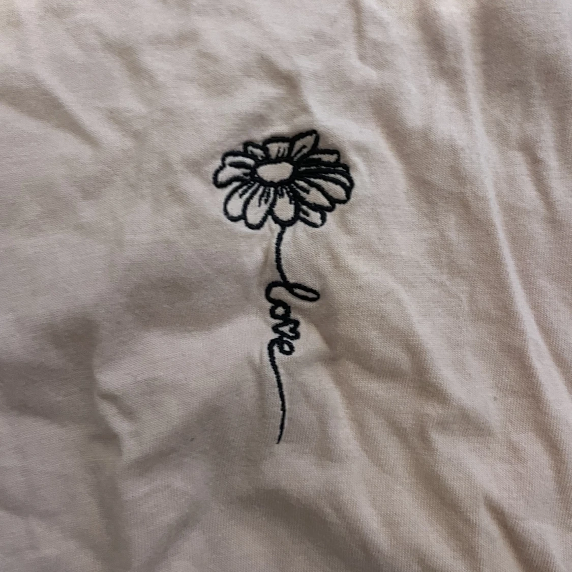 Rosa t-shirt med broderi - 90