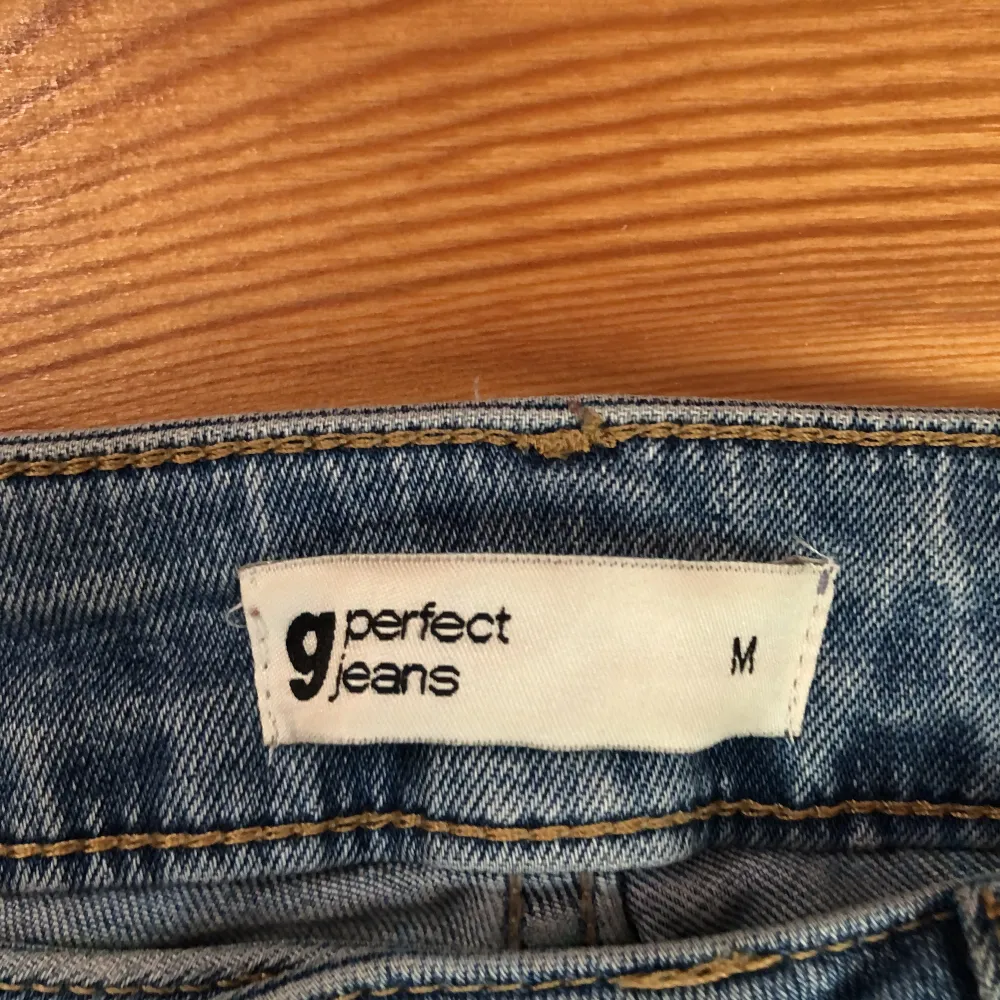 Supersnygga jeans med slits längst ner från Gina Tricot! Storlek M. Kom privat för fler bilder💞. Jeans & Byxor.