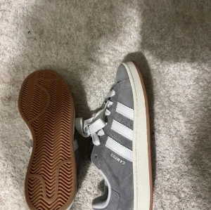 Adidas campus 00s - Tja! Säljer ett par helt nya adidas campus då jag fick dem i present men inte passade mig, cond:10/10 stl 44. Pris kan diskuteras