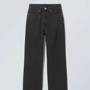 Svarta straight-leg jeans från Weekday i modellen Rowe💕Nypris 600, säljer för 250kr! Hör av dig vid frågor eller för fler bilder!