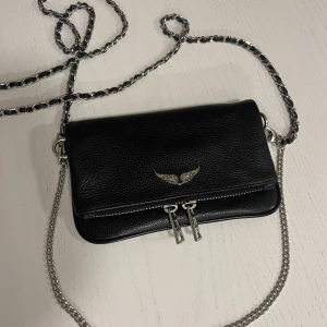 Zadig väska  - En väska ifrån Zadig & voltaire som är i nyskick. Den är 17 cm lång och 12 cm på höjden. 