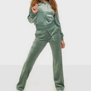 Juicy Couture sett - Ett juicy couture sett där byxorna är st XS och tröjan i S. 