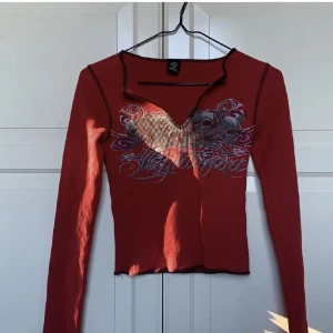 Långärmad tröja - Graphic långärmad från Urban Outfitters, nyskick! Köpt för 350, använd gärna köp nu <3