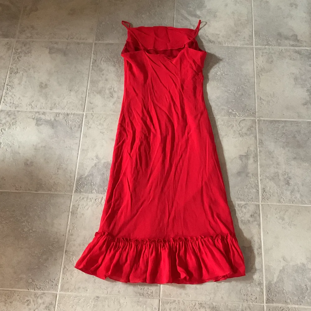 En röd längre klänning med en volang längst ner. Från märket Wallis, storlek 10. I mycket gott skick! . Klänningar.
