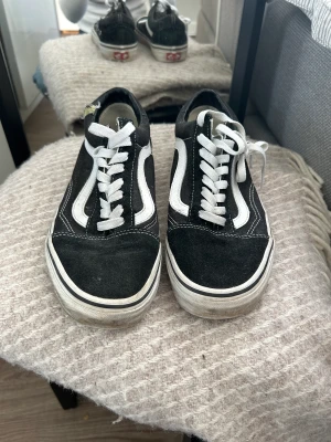Vans sneakers  - Säljer dessa sneakers från vans som är väl använda, men går att tvätta! Storlek 40. Köpta för 849kr