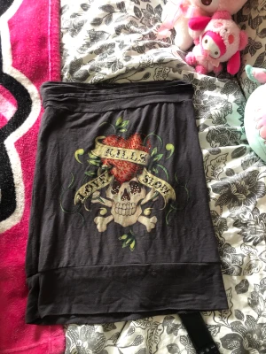 Ed Hardy  - Säljer denna jätte snygga ed Hardy toppen för 150. Den är sönder på sidan men det får att laga ❤️