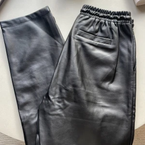 Skinnbyxor Nakd  - Snygga skinnbyxor med snörning. Fickor fram.