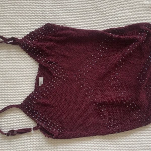 Virkat linne - Vinröd festlinne 