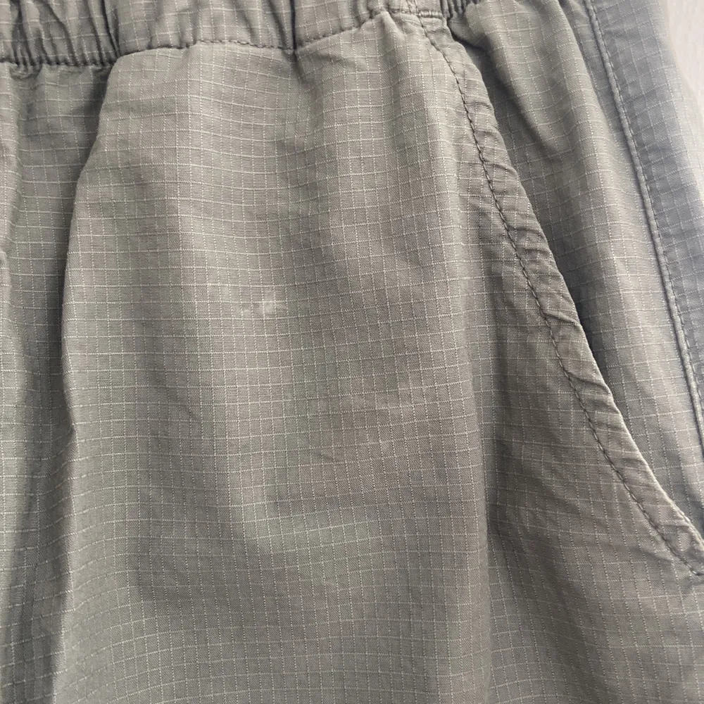 Parachute byxor från Zara, något slitna men inget som är väldigt märkbart. Jeans & Byxor.