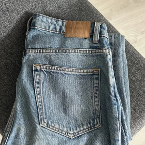 Jeans - Super snygga blåa jeans från weekday i modellen VOYAGE, väldigt bra skick och sitter perfekt! 