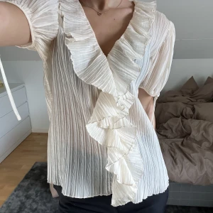 Zara blus - Sååå fin blus från Zara🫶🏽💋 Endast använd ett fåtal gånger, stl S⚡️