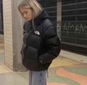 The north face jacka  - Säljer denna superfina the north face jacka! Den är använd  men är i i fint skick! Den är i barnstorlek men passar mig som vanligtvis bär s/m! skulle säga att den är som en s! 2 första bilderna är lånade! skriv för fler frågor💓💓