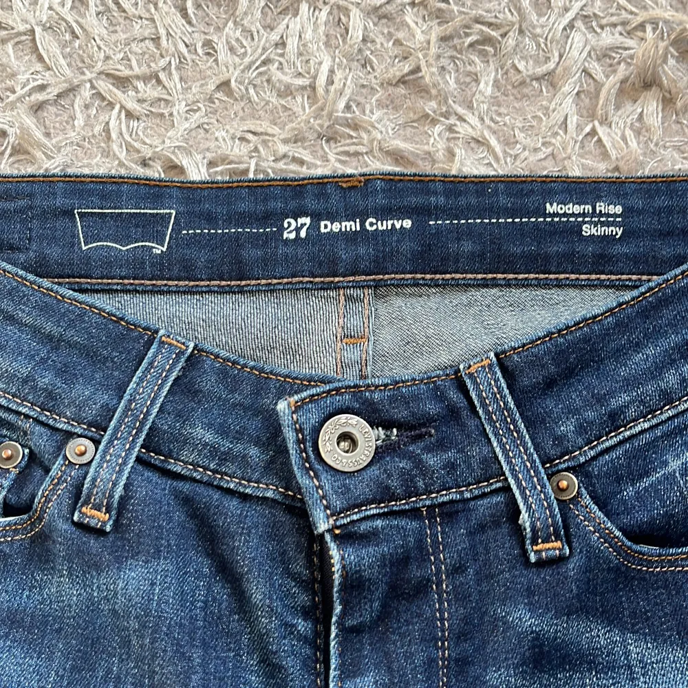 Ett par jättefina Levi’s jeans i ett jättefint skick . Jeans & Byxor.