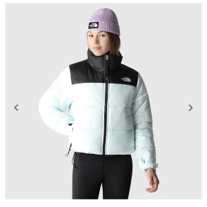 The North Face Cropped Saikuru Jacket - The North Face Cropped Saikuru Jacket. Storlek L. Mycket bra skick, knappt använd. Köpt förra vintern för 2 299 kr. 