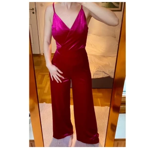 Ceriserosa byxdress 💖 - Ceriserosa byxdress från BikBok 💞 har sytt fast en ny knapp framme vid bröstet då den gamla föll av 😊