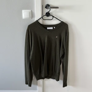 Peak stickad tröja - Stor flyttstädning Alla plagg i storlek S-M och passar ca 1.70-185cm samt 70-83kg  Finns i Uppsala