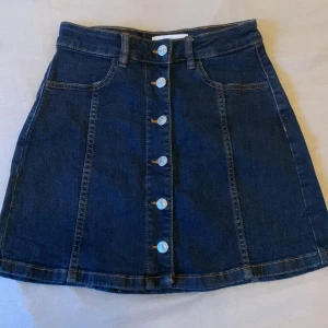 JÄTTEFIN kjol från mango - En verkligen superfin kjol köpt på mango i storlek xs, endast använd en gång!🤍