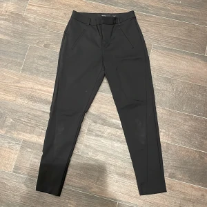 Kostymbyxor  - Svarta kostymbyxor från Vero Moda i jättefint skick.
