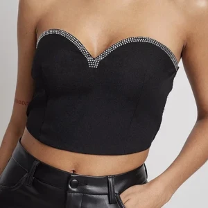 Svart topp strl 36 - Säljer denna tub topp köpt från NAKD. Stl 36. Aldrig använd, lappar kvar. 