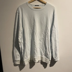 C.P. Company  - Vit/ skit ljus mintfärg. Tröjan är XL men väldigt liten för en XL mer som L/M
