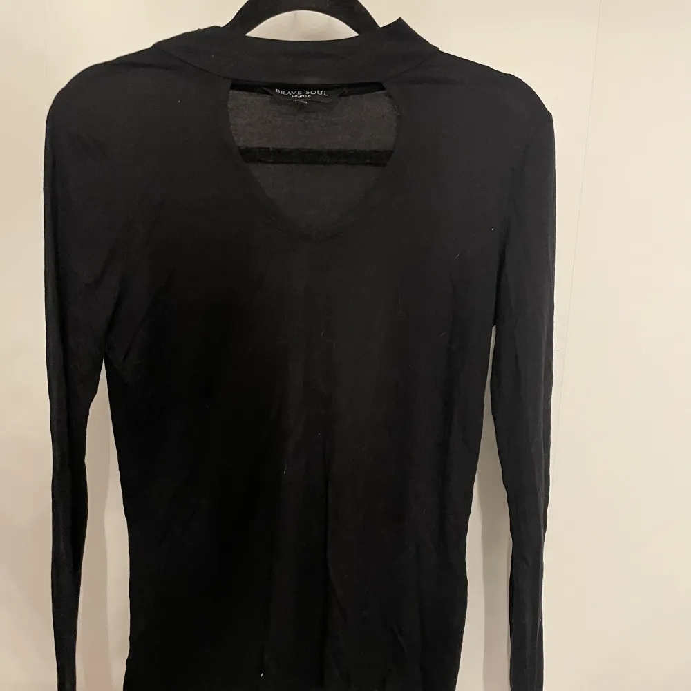 Fin svart blus/tröja, säljer pga kommer inte till användning. Toppar.