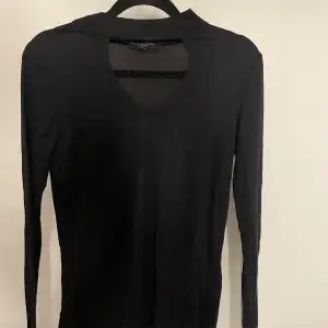 Fin svart blus/tröja, säljer pga kommer inte till användning