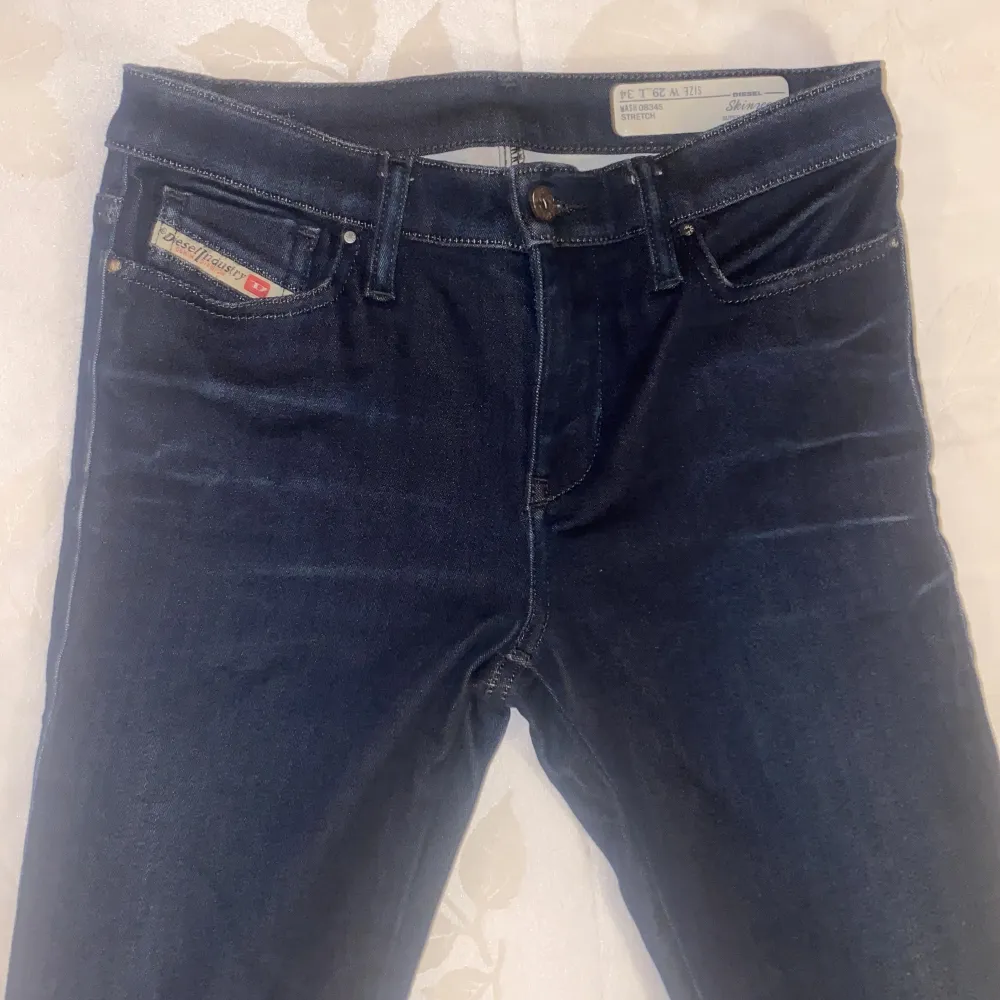 Mörkblå Diesel jeans, stretch W: 29 L: 34, snygga på, kr 60. Jeans & Byxor.