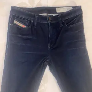 Mörkblå Diesel jeans, stretch W: 29 L: 34, snygga på, kr 60