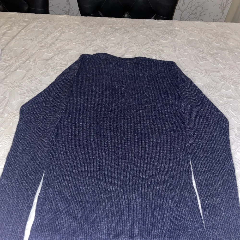 Säljer denna sköna stickade tröjan. Tröjan har kommit till användning vid få tillfällen då den bara legat i garderoben. Vid frågor kontakta oss.. Tröjor & Koftor.
