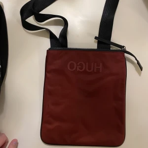 Hugoboss väska  - Äkta knappt använd passar både kill och tjej