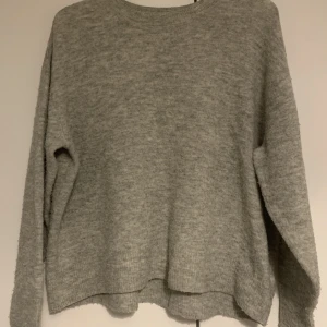 Stickat tröja  - Jättefiiin och skön skickat tröja, tröjan är oversize i modellen.  Köpt från H&M 