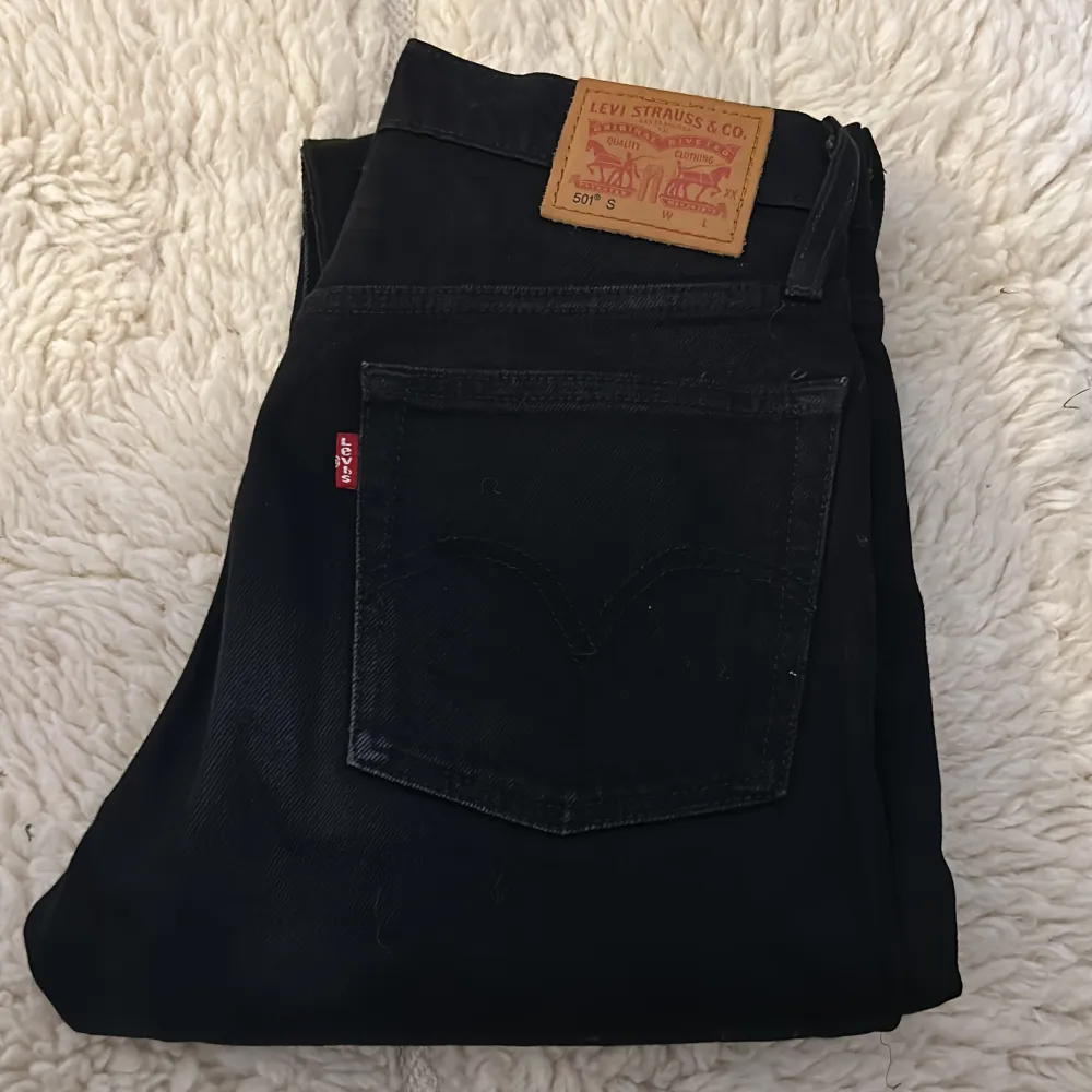 Snygga svarta Levis jeans i modellen 501. Är 1.70 cm och dom är perfekta i längden! Bra skick  . Jeans & Byxor.