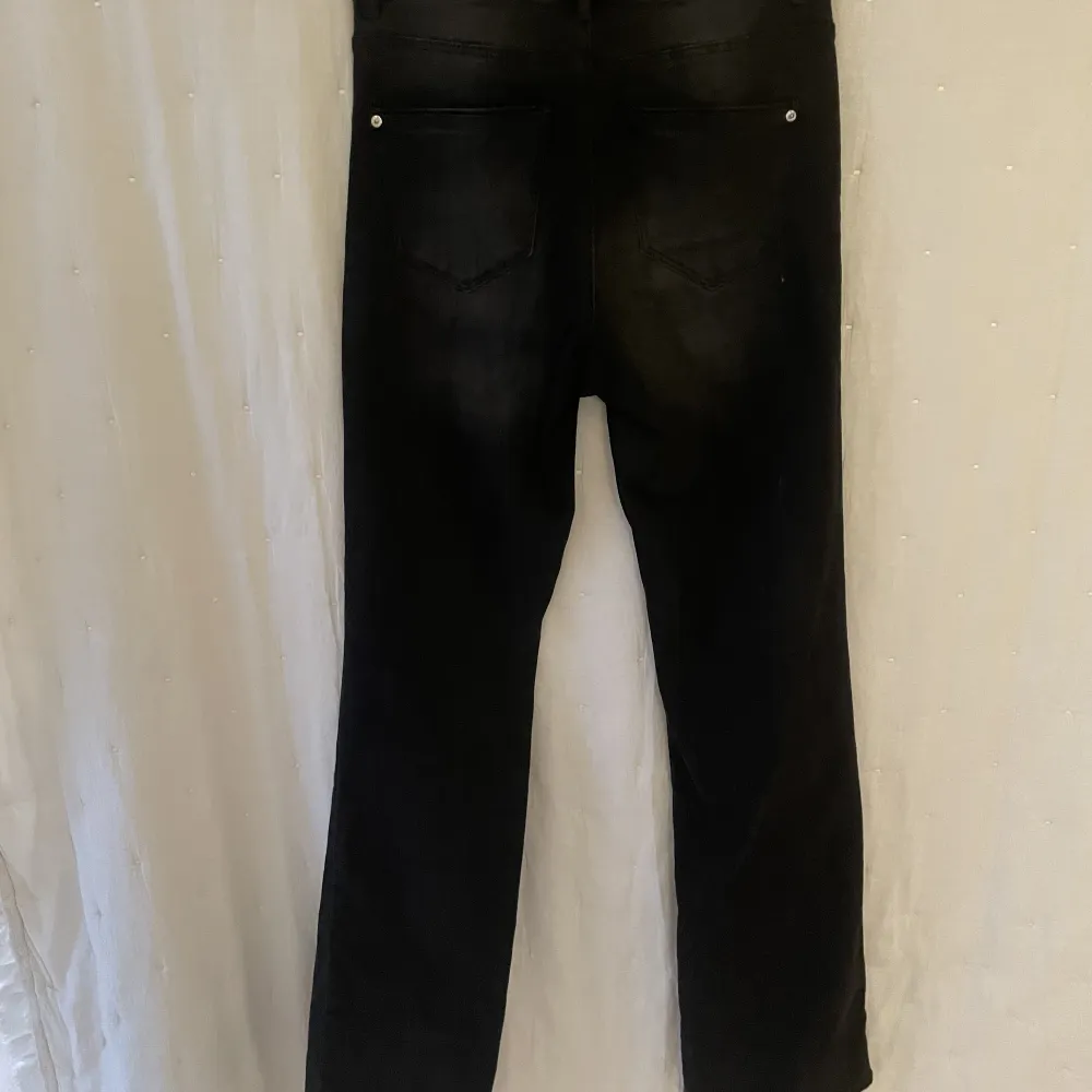 Svarta/Gråa jeans, långa i längden  Medel hög midja, lätt utsvängda med stretch . Jeans & Byxor.