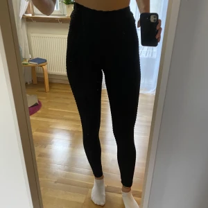 Träningstights - Ett par svarta träningstights som är köpta för ett tag sedan men aldrig använda. Ej see through. Scrunchade där bak. Storlek S, jag är 173 till jämnförelse. Originalpris 129kr. 