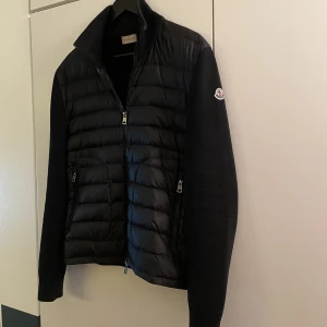 Moncler cardigan Tricot - Säljer en Moncler cardigan som är i väldigt bra skick! Storlek M!  Hör gärna av dig om du har frågor! 