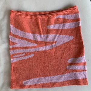 Tubtopp NA-KD - Tubtopp i superfint mönster från NA-KD i storlek 40✨ Aldrig använd då den inte passade mig såsom jag hade tänkt