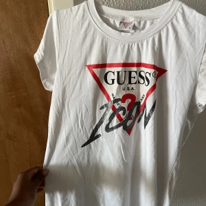 Guess Tröja - En guess tröja från utlandet, super fin. Storlek XL, men den är väldigt tajt och liten som M ungefär.
