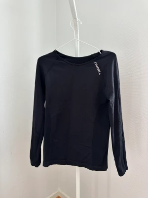 Träningströja ICIW  - Träningströja från ICANIWILL, superskön och perfekt att träna i både ute och inne💕