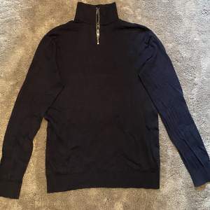 Half zip hoodie använd 2 gånger. Nypris 599 Kom med prisförslag!