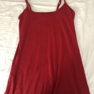 Vinrött linne ifrån Amisu - Snyggt linne från Amisu med justerbara band