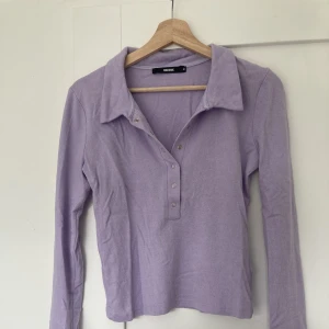 Tröja Gina tricot - Lila tröja från Gina (lite cropad modell, slutar vid naveln)