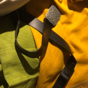 Bälte /skärp med stort spänne - Tidig 2000 tal skärp med brett band å stort spänne