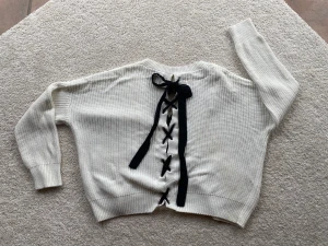 Originell kofta från Esprit  - Vit kofta med svart sidenband i ryggen, som man reglerar själv. Tung och skön.  Ftt ett ån Esprit, storlek L. 